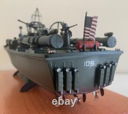 PT-109 DE LA SECONDE GUERRE MONDIALE COMMANDÉ PAR LE LTJG. JOHN KENNEDY - Échelle 1:72 CONSTRUIT PAR UN PROFESSIONNEL AVEC SOCLE EN BOIS