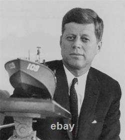 PT-109 DE LA SECONDE GUERRE MONDIALE COMMANDÉ PAR LE LTJG. JOHN KENNEDY - Échelle 1/72, CONSTRUIT PAR UN PROFESSIONNEL AVEC SOCLE EN BOIS