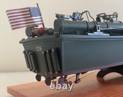PT-109 DE LA SECONDE GUERRE MONDIALE COMMANDÉ PAR LE LTJG. JOHN KENNEDY - Échelle 1:72 CONSTRUIT PAR UN PROFESSIONNEL AVEC SOCLE EN BOIS