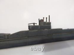 Paire de modèles de sous-marins de reconnaissance britanniques en bois de la Seconde Guerre mondiale - un HMS Regent.
