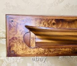 Rare modèle réduit de bateau en demi-coque de charpentier naval du 19ème siècle en acajou et érable burl.