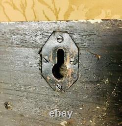 Rare modèle réduit de bateau en demi-coque de charpentier naval du 19ème siècle en acajou et érable burl.