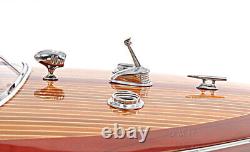Réplique en bois peinte d'un grand modèle de bateau Riva Triton