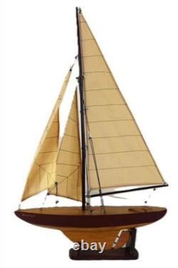 Un bateau en bois sculpté avec des voiles