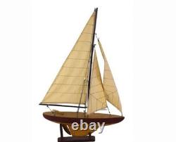 Un bateau en bois sculpté avec des voiles