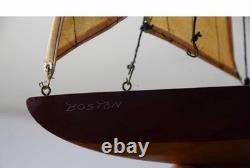 Un bateau en bois sculpté avec des voiles