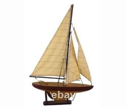 Un bateau en bois sculpté avec des voiles