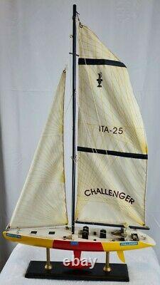 Vintage Modèle De Yacht Challenger En Bois De L'america's Cup 2000 Ita-25 25 Tall