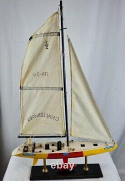 Vintage Modèle De Yacht Challenger En Bois De L'america's Cup 2000 Ita-25 25 Tall