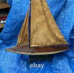 Voilier de bassin ancien vintage en bois et métal avec quille de 39 pouces