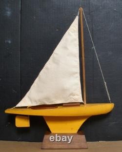 Voilier de bassin vintage des années 1950 avec coque en bois et support