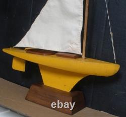 Voilier de bassin vintage des années 1950 avec coque en bois et support