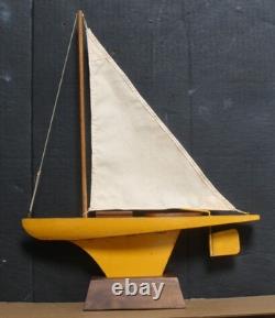 Voilier de bassin vintage des années 1950 avec coque en bois et support