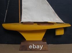 Voilier de bassin vintage des années 1950 avec coque en bois et support