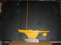 Voilier de bassin vintage des années 1950 avec coque en bois et support