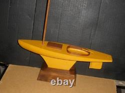 Voilier de bassin vintage des années 1950 avec coque en bois et support