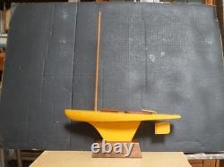 Voilier de bassin vintage des années 1950 avec coque en bois et support