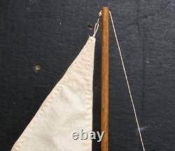 Voilier de bassin vintage des années 1950 avec coque en bois et support