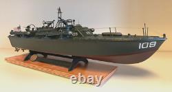 WW2 PT-109 COMMANDÉE PAR LTJG. JOHN KENNEDY - Échelle 1:72 CONSTRUITE PAR UN PROFESSIONNEL AVEC SOCLE EN BOIS