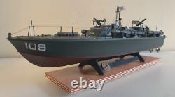 WW2 PT-109 COMMANDÉE PAR LTJG. JOHN KENNEDY - Échelle 1:72 CONSTRUITE PAR UN PROFESSIONNEL AVEC SOCLE EN BOIS