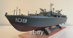 WW2 PT-109 COMMANDÉE PAR LTJG. JOHN KENNEDY - Échelle 1:72 CONSTRUITE PAR UN PROFESSIONNEL AVEC SOCLE EN BOIS