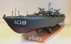 WW2 PT-109 COMMANDÉE PAR LTJG. JOHN KENNEDY - Échelle 1:72 CONSTRUITE PAR UN PROFESSIONNEL AVEC SOCLE EN BOIS