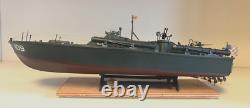 WW2 PT-109 COMMANDÉE PAR LTJG. JOHN KENNEDY - Échelle 1:72 CONSTRUITE PAR UN PROFESSIONNEL AVEC SOCLE EN BOIS