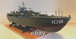 WW2 PT-109 COMMANDÉE PAR LTJG. JOHN KENNEDY - Échelle 1:72 CONSTRUITE PAR UN PROFESSIONNEL AVEC SOCLE EN BOIS
