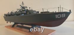 WW2 PT-109 COMMANDÉE PAR LTJG. JOHN KENNEDY - Échelle 1:72 CONSTRUITE PAR UN PROFESSIONNEL AVEC SOCLE EN BOIS