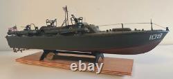 WW2 PT-109 COMMANDÉE PAR LTJG. JOHN KENNEDY - Échelle 1:72 CONSTRUITE PAR UN PROFESSIONNEL AVEC SOCLE EN BOIS
