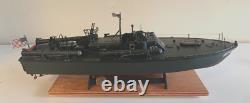 WW2 PT-109 COMMANDÉE PAR LTJG. JOHN KENNEDY - Échelle 1:72 CONSTRUITE PAR UN PROFESSIONNEL AVEC SOCLE EN BOIS