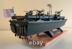 WW2 PT-109 COMMANDÉE PAR LTJG. JOHN KENNEDY - Échelle 1:72 CONSTRUITE PAR UN PROFESSIONNEL AVEC SOCLE EN BOIS