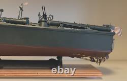 WW2 PT-109 COMMANDÉE PAR LTJG. JOHN KENNEDY - Échelle 1:72 CONSTRUITE PAR UN PROFESSIONNEL AVEC SOCLE EN BOIS