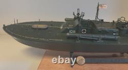 WW2 PT-109 COMMANDÉE PAR LTJG. JOHN KENNEDY - Échelle 1:72 CONSTRUITE PAR UN PROFESSIONNEL AVEC SOCLE EN BOIS