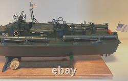 WW2 PT-109 COMMANDÉE PAR LTJG. JOHN KENNEDY - Échelle 1:72 CONSTRUITE PAR UN PROFESSIONNEL AVEC SOCLE EN BOIS