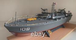 WW2 PT-109 COMMANDÉ PAR LE LTJG. JOHN KENNEDY - Échelle 1/72 CONSTRUIT PAR UN PROFESSIONNEL AVEC SOCLE EN BOIS