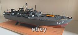 WW2 PT-109 COMMANDÉ PAR LE LTJG. JOHN KENNEDY - Échelle 1/72 CONSTRUIT PAR UN PROFESSIONNEL AVEC SOCLE EN BOIS