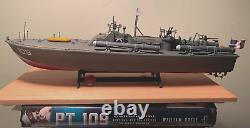 WW2 PT-109 COMMANDÉ PAR LE LTJG. JOHN KENNEDY - Échelle 1/72 CONSTRUIT PAR UN PROFESSIONNEL AVEC SOCLE EN BOIS