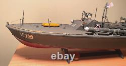 WW2 PT-109 COMMANDÉ PAR LE LTJG. JOHN KENNEDY - Échelle 1/72 CONSTRUIT PAR UN PROFESSIONNEL AVEC SOCLE EN BOIS