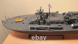WW2 PT-109 COMMANDÉ PAR LE LTJG. JOHN KENNEDY - Échelle 1/72 CONSTRUIT PAR UN PROFESSIONNEL AVEC SOCLE EN BOIS