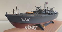 WW2 PT-109 COMMANDÉ PAR LE LTJG. JOHN KENNEDY - Échelle 1/72 CONSTRUIT PAR UN PROFESSIONNEL AVEC SOCLE EN BOIS