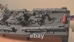 WW2 PT-109 COMMANDÉ PAR LE LTJG. JOHN KENNEDY - Échelle 1/72 CONSTRUIT PAR UN PROFESSIONNEL AVEC SOCLE EN BOIS