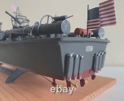 WW2 PT-109 COMMANDÉ PAR LE LTJG. JOHN KENNEDY - Échelle 1/72 CONSTRUIT PAR UN PROFESSIONNEL AVEC SOCLE EN BOIS