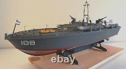 WW2 PT-109 COMMANDÉ PAR LTJG. JOHN KENNEDY - Échelle 164 CONSTRUIT PAR DES PROFESSIONNELS AVEC SOCLE EN BOIS