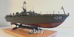 WW2 PT-109 COMMANDÉ PAR LTJG. JOHN KENNEDY - Échelle 164 CONSTRUIT PAR DES PROFESSIONNELS AVEC SOCLE EN BOIS