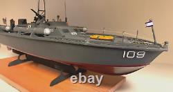 WW2 PT-109 COMMANDÉ PAR LTJG. JOHN KENNEDY - Échelle 164 CONSTRUIT PAR DES PROFESSIONNELS AVEC SOCLE EN BOIS