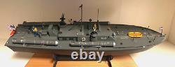 WW2 PT-109 COMMANDÉ PAR LTJG. JOHN KENNEDY - Échelle 164 CONSTRUIT PAR DES PROFESSIONNELS AVEC SOCLE EN BOIS