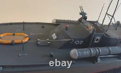 WW2 PT-109 COMMANDÉ PAR LTJG. JOHN KENNEDY - Échelle 164 CONSTRUIT PAR DES PROFESSIONNELS AVEC SOCLE EN BOIS