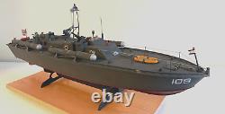 WW2 PT-109 COMMANDÉ PAR LTJG. JOHN KENNEDY - Échelle 164 CONSTRUIT PAR DES PROFESSIONNELS AVEC SOCLE EN BOIS