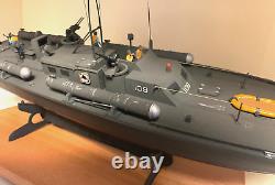 WW2 PT-109 COMMANDÉ PAR LTJG. JOHN KENNEDY - Échelle 164 CONSTRUIT PAR DES PROFESSIONNELS AVEC SOCLE EN BOIS